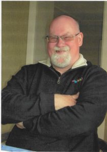 en skallig man med glasögon