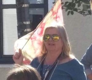 kvinna med långt hår och solglasögon.