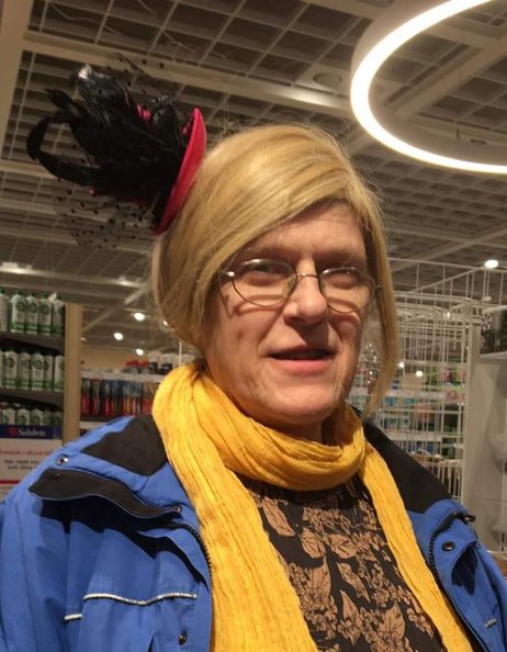 en kvinna i mellanlångt hår och glasögon